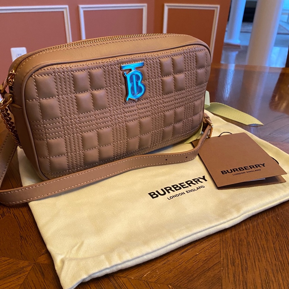 BURBERRY QUILTED CAMERA BAG//👜 (offers accepted)